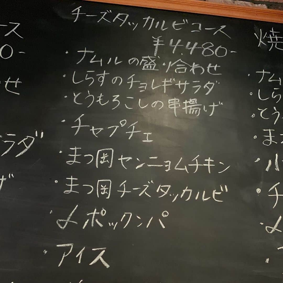大見さなえさんのインスタグラム写真 - (大見さなえInstagram)「チーズタッカルビ🤤🍖🧀﻿ 韓国ダイニング 六本木『#まつ岡 』﻿ ﻿ 丸い鉄鍋で具材が混ざらないようにしてあるから﻿ チキンにチーズを好みの分だけ絡められる🤤💓﻿ ピリ辛くらいで辛いのが弱い私でも美味しくペロリ😋﻿ 〆は残りのタレをご飯を入れて、ポックンパに🍚﻿ ﻿ このお店は、今年の由比ヶ浜 海の家の﻿ 韓国料理ブースもやっています☺️🌸﻿ ﻿ 六本木のミッドタウン近くにある隠れ家で﻿ 店内はカフェのような雰囲気がありつつも﻿ バーカウンターもあり落ち着く場所☺️﻿ ﻿ #チーズタッカルビ #チーズダッカルビ﻿ #チーズ #cheese #インスタ映え #韓国﻿ #韓国料理 #한국 요리 #한국 요리﻿ #六本木グルメ #pixelで撮影 #めぐログ_六本木」8月2日 11時34分 - tabe_megumi