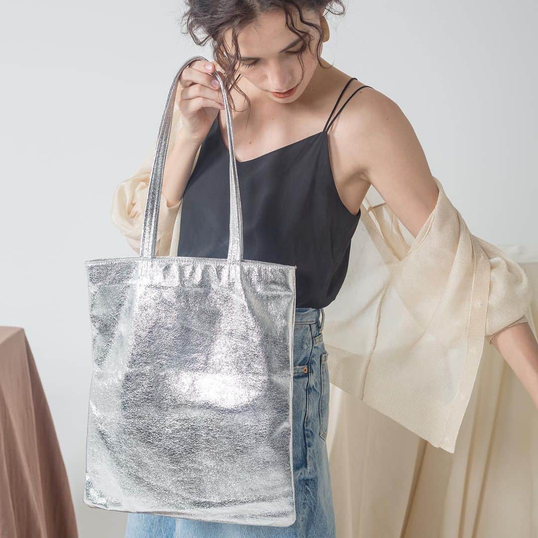 SMIRNASLI_officialのインスタグラム：「Metalic Tote . ラメのA4サイズトートが登場！ コーデのアクセントに♡ . . #Newarrival #SMIRNASLI #サミールナスリ #バッグ #Bag #tote」