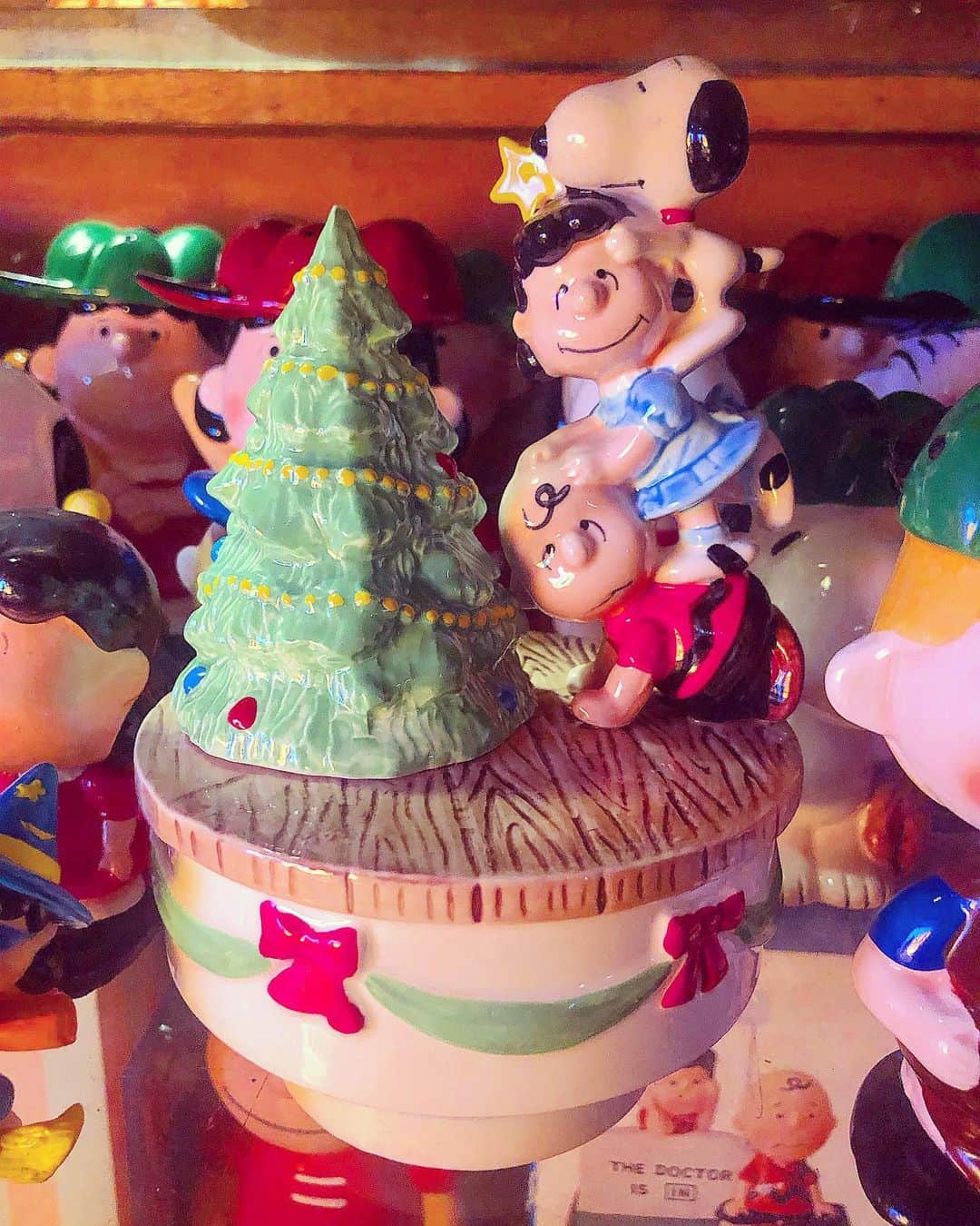 大川知英のインスタグラム：「86's Peanuts Schmid Christmas Music Box これのLife Sizeあれば最高だな🎄👨🏽‍✈️ #peanuts #schmid#musicbox#christmas #86s#オルゴール#激かわ#等身大ほしい #amecajiboys #takatsubase #アメトイ部」