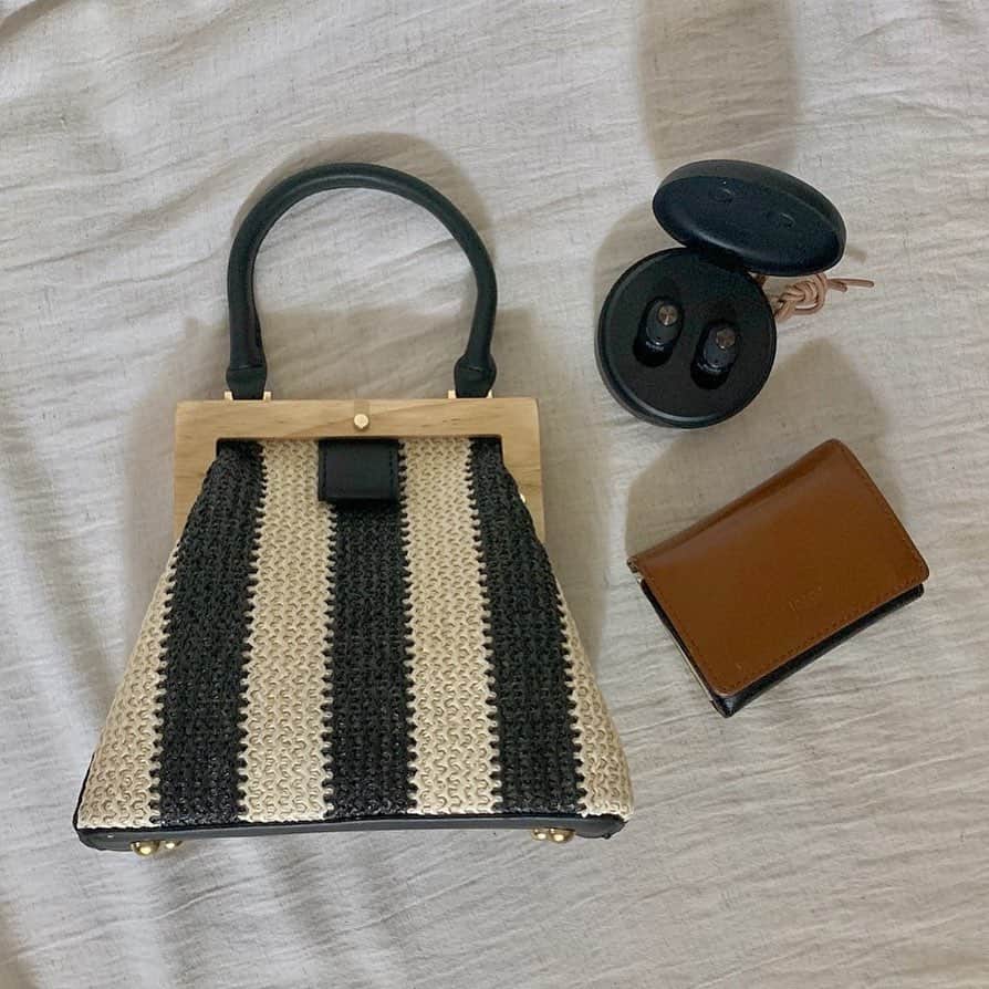 のインスタグラム：「#repost @__kico_k ・・・ 夏にぴったりの﻿ ウッドフレームバック🌴﻿ ﻿ 小ぶりなバッグには﻿ 毎日使ってる三つ折り財布と﻿ ワイヤレスイヤホン﻿ @sudio NIVÅ（二ヴォー）🎧﻿ ﻿ コンパクトな見た目ながら﻿ サウンドもとてもパワフルで﻿ クリアな音質がとても良いです👌✨﻿ ﻿ ケーブルが絡まったり﻿ 収納する時の煩わしさからは﻿ 解放されました🥰﻿ ﻿ Bluetooth 4.2テクノロジーを搭載されているので﻿ 1回の充電で3.5時間の再生が可能😳﻿ 付属の充電ケースを使えば﻿ なんと最大17.5時間の再生が﻿ できちゃいます✨﻿ ﻿ クーポン【kico】﻿ ▶︎公式サイトにて全商品15％オフで﻿ ご購入いただけます。 有効期限は10月1日まで﻿ ﻿ 是非チェックしてみて下さい☑️🎵 @sudio﻿ 公式サイト　https://www.sudio.com/jp/﻿ （私のストーリーからサイトまで飛べます）﻿ ﻿ ﻿ ﻿ ﻿ #バッグ：#narusya @narusya_tokyo (cl1-90617)﻿ 財布 @joggo_store  #コーデ#プチプラコーデ#プチプラ#スナップミー#ママコーデ#ママファッション#大人カジュアル#カジュアル#お洒落さんと繋がりたい#お洒落な人と繋がりたい#ママリ#WEAR更新#コーデ記録#ootd#mamagirl#mineby3mootd#fashion#locari#mamafashion#likeforlikes#instafashion#instagood#instalike」