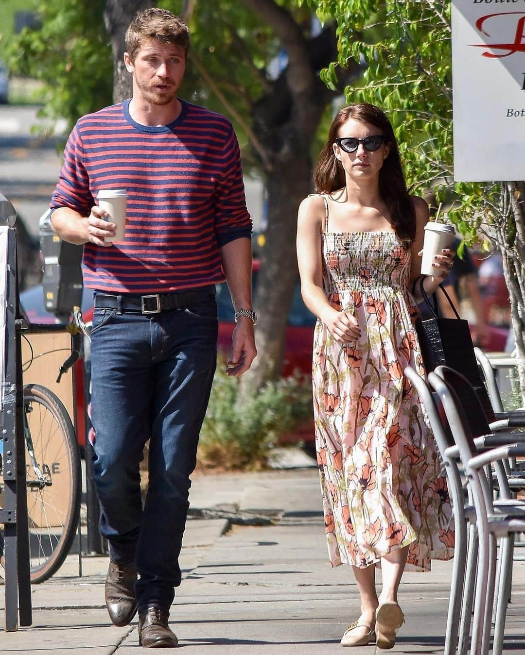 Just Jaredさんのインスタグラム写真 - (Just JaredInstagram)「Cute couple @emmaroberts & Garrett Hedlund are all smiles as they step out on a coffee date! #EmmaRoberts #GarrettHedlund Photos: Backgrid」8月2日 11時45分 - justjared