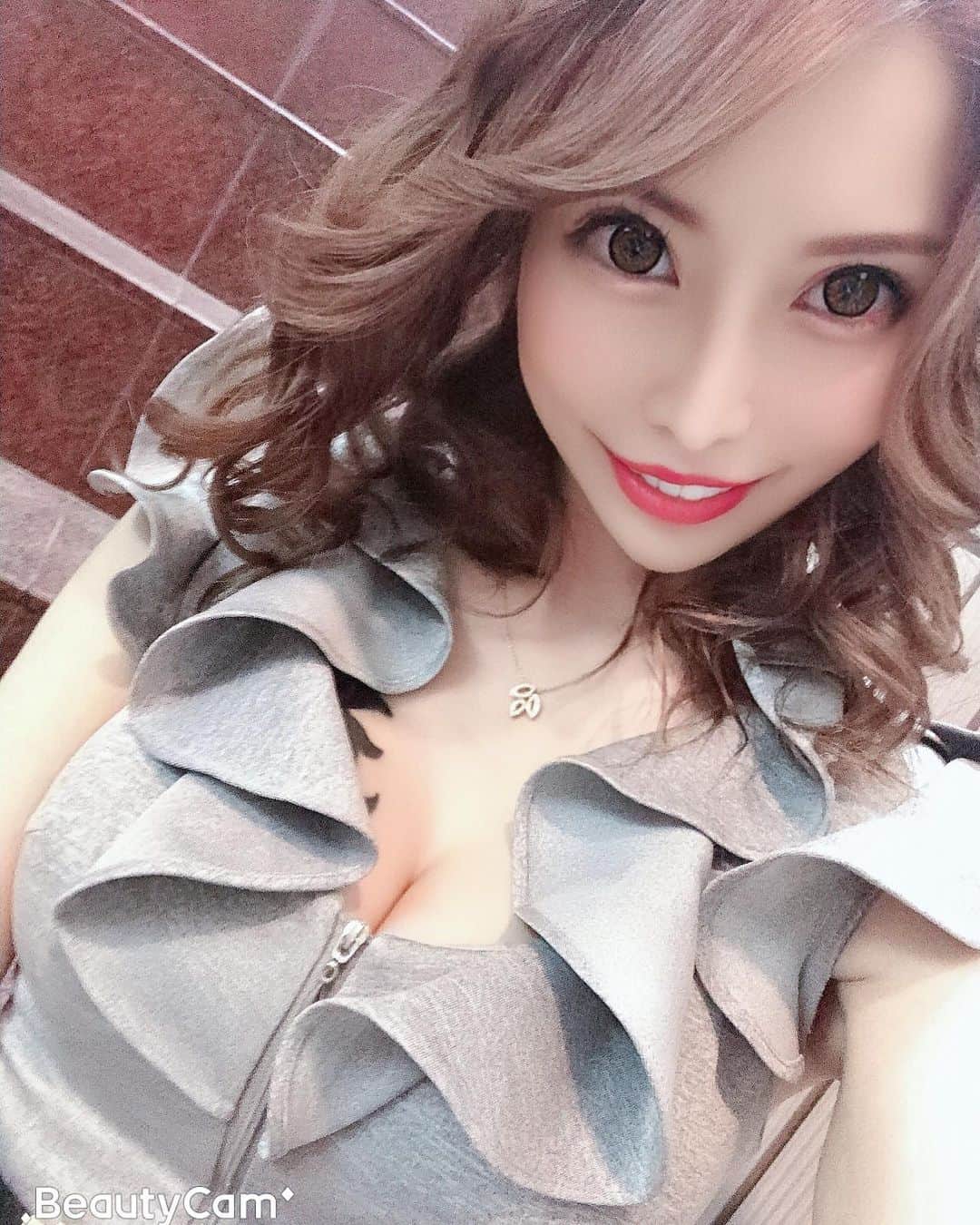 高橋沙弥華のインスタグラム：「ヘアメってまぢで神よね😂  自分で上手く巻けんもんww マツエクいい感じ🥺❤ やっぱりナチュラルなマツゲより派手なマツゲが好き💓ww  #早起き #猛暑 #エグータム #アップワードラッシュ #フラットラッシュ #ナチュラル #natural #派手 #まつ毛 #まつげ美容液」
