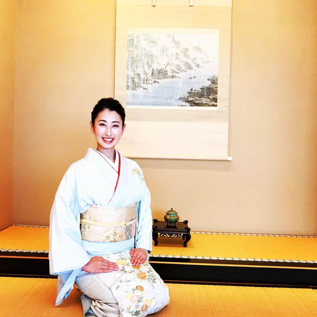 楠本千奈（神野千奈）のインスタグラム：「撮影♪♪ 「つきじ治作」さんがロケ地でした。 こんな素敵な日本庭園が都会のど真ん中にあったとは…とても感動致しました。  #japanesegirl #traditionaljapaneseart #japanesegirl #dancer #留袖 #留袖ヘア #japanesemodel #japaneseactress #samurai #history #着物 #日本文化 #日本舞踊 #kimono #kimonostyle #伝統芸能 #つきじ治作 #和装アップ #日本庭園 #日本文化 #日本舞踊 #日舞 #伝統芸能 #扇子 #kimonostyle」