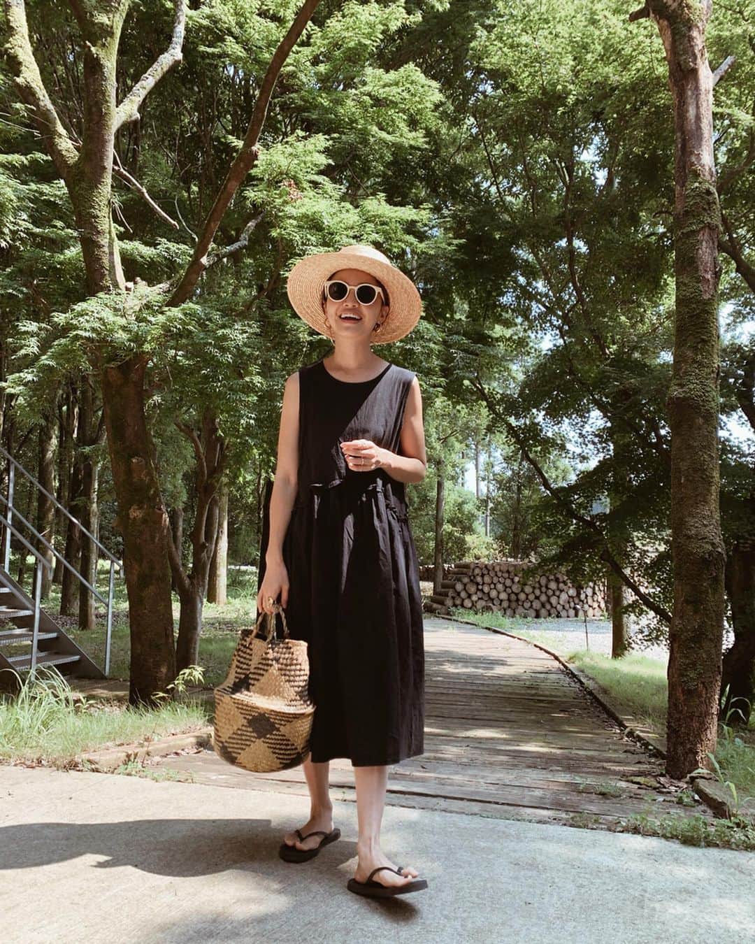 のインスタグラム：「夏のお出かけの日に着るのを楽しみに楽しみに待っていたワンピ🖤 BBQ,お祭り,プール,海…  全てこのワンピ着るのを想像してたと言っても過言じゃないくらいあっためてた 笑 (だって雨ばっかりで全然暑くならなかったから😤) ・ バックリボンのデザインがポイント🌻 色違いのイエローがわかりやすいかな(写真8枚目⏩) 可愛いし、涼しいし、楽だし、やっっっと暑くなったから、これから夏のお出かけは大体このワンピになることでしょう ・ #バックリボンワンピース @fromfirstmusee  #ストローカンカン帽(リボン取ってます) @fromfirstmusee  #カゴバッグ @awesomestore_jp  #ビーサン @oldnavy ・ ・ ・ #fromfirstmusee #Musee #フロムファーストミュゼ#coordinate #hermes #ootd #outfit #fashion #mamafashion #ママコーデ #ママコーディネート #リゾートコーデ」