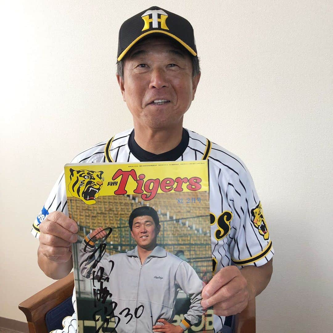 阪神タイガースさんのインスタグラム写真 - (阪神タイガースInstagram)「先日、60歳の還暦を迎えた平田ファーム監督！取材で入団1年目に表紙になった月刊タイガースを懐かしみながら✨ #平田勝男 ファーム監督 #還暦おめでとうございます㊗️ #月刊タイガース #阪神タイガース」8月2日 11時57分 - hanshintigers_official