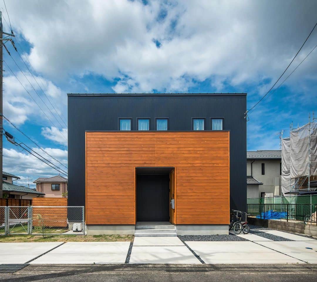 ルポハウス一級建築士事務所さんのインスタグラム写真 - (ルポハウス一級建築士事務所Instagram)「・ ・ ・ シンプルな箱型のフォルム。 ・ 木目のボリュームがガルバリウムのカッコよさを引き立てます。 ・ ・ ・ 𓐌𓐌𓐌𓐌𓐌𓐌𓐌𓐌𓐌𓐌𓐌𓐌𓐌𓐌𓐌𓐌𓐌𓐌  ルポハウスの施工事例はこちらまで☞ @reposhouse  𓐌𓐌𓐌𓐌𓐌𓐌𓐌𓐌𓐌𓐌𓐌𓐌𓐌𓐌𓐌𓐌𓐌𓐌 #ルポハウス は#ちょっとかっこいい家 を"友人のために" という思いでつくっています。 一生に一度の#マイホーム。 「あなたにしかできない」×「ルポハウスだからできる」で、 私たちだけの#家づくり を思いっきり楽しんでみませんか？！ ・ ・ ・ #住宅 #注文住宅 #新築一戸建て #住まい #シンプルな暮らし #デザイナーズ住宅  #一級建築士事務所 #設計事務所 #滋賀 #大津 #草津#外観デザイン #外構デザイン #レッドシダー #ガルバリウム外壁 #ネオブラックガルバ」8月2日 11時57分 - reposhouse