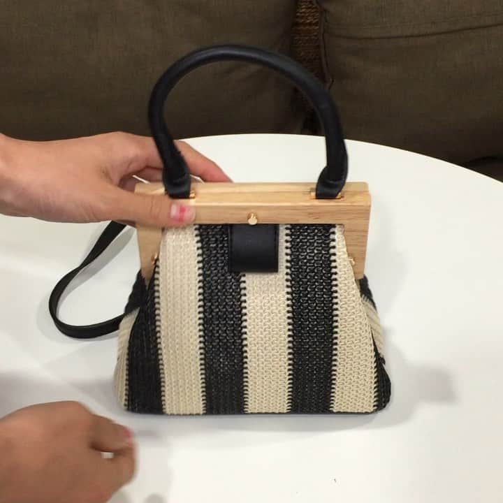 のインスタグラム：「在庫限定の商品なのでご注文はお早めに♪⁠⠀ ・⁠⠀⁠⠀ ━━★ NEW ITEM ★━━⁠⠀⁠⠀ 👜 ウッドフレームミニバッグ⁠⠀ Item no：cl1-90617⠀ ━━━━━━━━━━━━⁠⠀⁠⠀ ・⁠⠀⁠⠀ https://narusya.net/products/detail.php?product_id=8386 ・⁠⠀ ⁠ミニサイズのウッドフレームバッグです。 ちょっとしたお出かけの持ち物収納に適しています。 ストラップは取り外し可能なので トート、ショルダー、ミニクロスバッグとしても活用可能です。 サマースタイルにぴったりのミニバッグです。 ⠀ ・⁠⠀⁠⠀ #バッグ #トートバッグ⁠ #かごバッグ#夏コーデ⁠⠀ #プチプラコーデ #大人コーデ #ママコーデ⁠⠀ #今日のコーデ #ナルシャ #narusya #ウッドフレーム #夏のバッグ⠀」