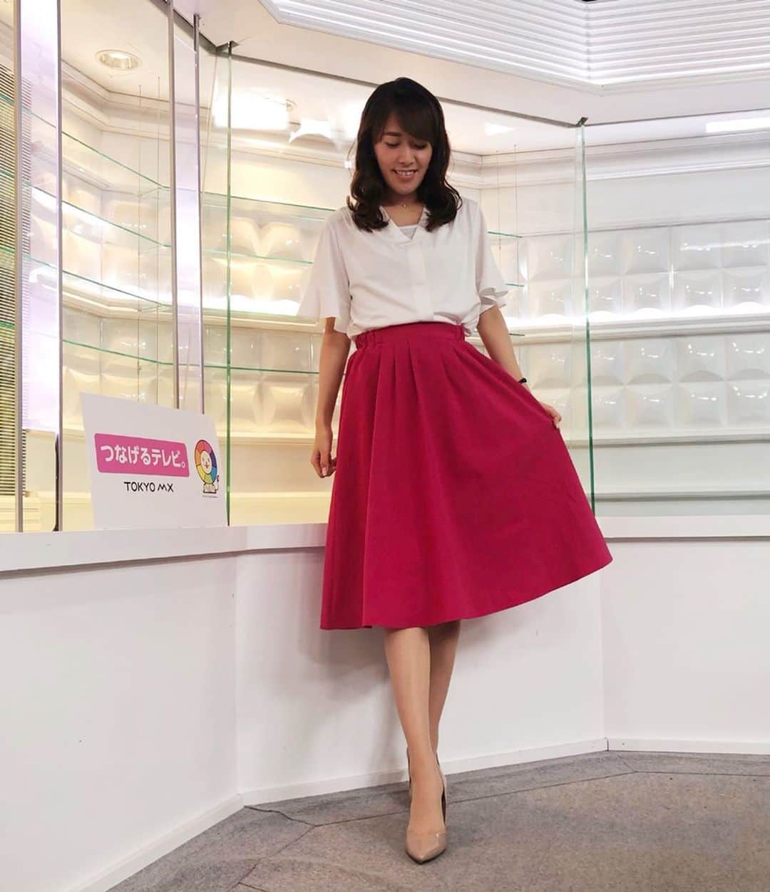 のインスタグラム：「. スタイリストさんから お写真拝借🙌 . 先週と今週のMXニュースの衣装👗 @nostalgia_jp さんのお洋服です✨ . 夏は色物を着ると元気が出ますね👌 素敵な衣装をありがとうございます😊 それにしても暑い🥵 信号待ちで倒れそうです💦 #tokyomx #news #衣装 #nostalgia  #アナウンサー」