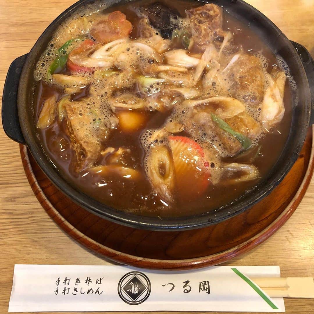 のインスタグラム：「勝手に千代田界隈紹介ー！！ もうご存知の方も多い、名店『つる岡』！ このお店知ってからはかなりの頻度で通ってますが、ここ最近気付いた・・ 味噌煮込みうどんが相当好みの味であるということ！！ これだけ暑いから冷たいおうどんをサラッとってのも良いけれど、この熱い味噌煮込みをハフハフ言いながら、ズルッといっちゃってください！  #tdx #pharmacycoffeelab #ファーマシーコーヒーラボ #pcl #ファマコラ #nagoyacafe #名古屋カフェ #遊び方改革 #つる岡 #中区千代田 #吉田山田」