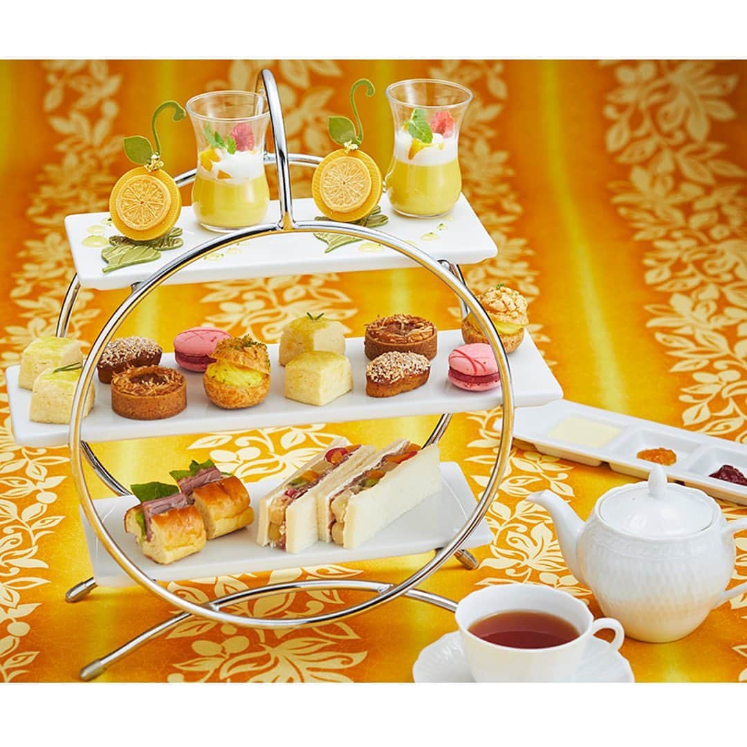 ロイヤルパークホテルさんのインスタグラム写真 - (ロイヤルパークホテルInstagram)「＼夏を味わえる「Tropical Fruits Carnival」🌴／ ロイヤルパークホテルでは、夏のフルーツをふんだんにお楽しみいただける「Tropical Fruits Carnival」を開催中！ロビーラウンジ フォンテーヌからは「トロピカル アフタヌーンティー」が登場♪マンゴーやパイナップル、バナナ、ココナツなど南国のフルーツを使用したスイーツが彩り鮮やかに並びます。柑橘フルーツをモチーフにしたチョコレート細工は可愛らしさ満点🍊フルーツをふんだんに使用した贅沢なアフタヌーンティーを、紅茶とともにお楽しみください！ ＼Enjoy the taste of sumｍer with our Tropical Fruits Carnival🌴／ Royal Park Hotel is holding a "Tropical Fruits Carnival", where guests can enjoy a feast of fresh summer fruits! Stop by Lobby Lounge Fontaine to try our new Tropical Afternoon Tea♪ It’s filled with delicious sweets overflowing with colorful tropical fruits such as mango, pineapple, banana and coconuts. Enjoy this luxurious afternoon tea with plenty of fruit and our delectable chocolate oranges🍊 #ロイヤルパークホテル #ロイヤルパーク #ホテル #水天宮 #人形町 #日本橋 #粋な街の意気なおもてなし #フルーツ好き #東京カフェ #たべすたぐらむ #ホテルラウンジ #アフタヌーンティー #アフタヌーンティーセット #アフタヌーンティー好き #アフタヌーンティー巡り #アフタヌーンティー部 #インスタ映えスイーツ #ホテルスイーツ #royalparkhotel #royalpark #royalparkhoteltokyo #hotel #ChicTokyoStay #nihonbashi #thepreferredlife #ipreferrewards #tokyocafe #tokyosweet #afternoonteaset #afternoonteatime」8月2日 12時05分 - royalparkhotel.tokyo