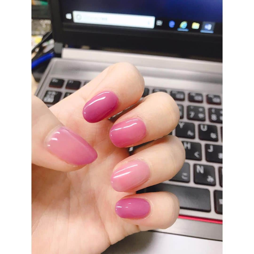 小野口奈々さんのインスタグラム写真 - (小野口奈々Instagram)「・ New nail💅✨ あえて色の濃淡を変えてもらいました😊 クリアを多めに混ぜてジューシーに❣️ #シンプルネイル #olネイル #ちゅるんネイル #newnail #nails」8月2日 12時13分 - nana0no