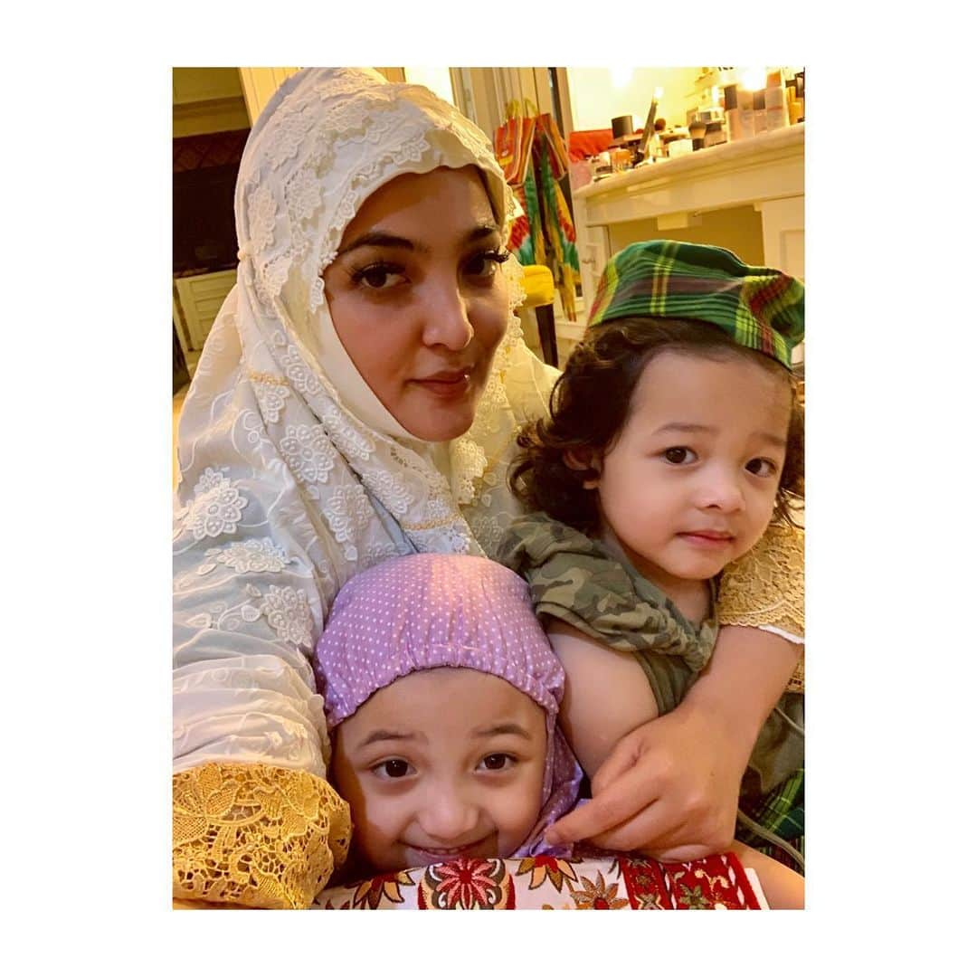 Ashantyさんのインスタグラム写真 - (AshantyInstagram)「Abis shalat minta difoto bareng bunda😀 @queenarsy @arsya.hermansyah」8月2日 12時20分 - ashanty_ash