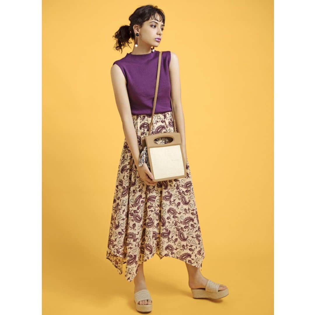 のインスタグラム：「✔︎rib high neck no-sleeve knit ¥990+tax ✔︎asymmetry skirt ¥3,590+tax ✔︎natural shoulder bag ¥2,990+tax ✔︎jute sandal ¥2,990+tax  @larista__  #wego#wegomagazine#summerfashion#autumnfashion#tanktop」