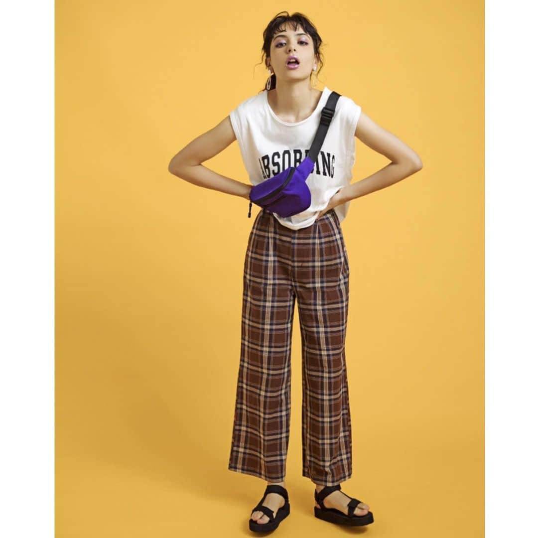 のインスタグラム：「✔︎layered logo tank top ¥1,990+tax ✔︎linen blend tuck wide pants ¥2,999+tax ✔︎minimum waist bag ¥1,590+tax ✔︎flat tape sandal ¥1,590+tax  @larista__  #wego#wegomagazine#summerfashion#autumnfashion#tanktop」