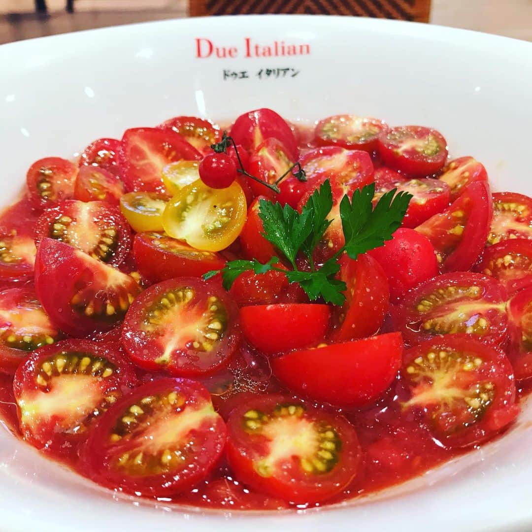 間々田佳子のインスタグラム：「朝からプライベートレッスン ちょっと時間ができたのでランチ💪 トマトがゴロゴロ 赤いフルーツも入っていました✨😆 #顔ヨガ間々田佳子食レポ」