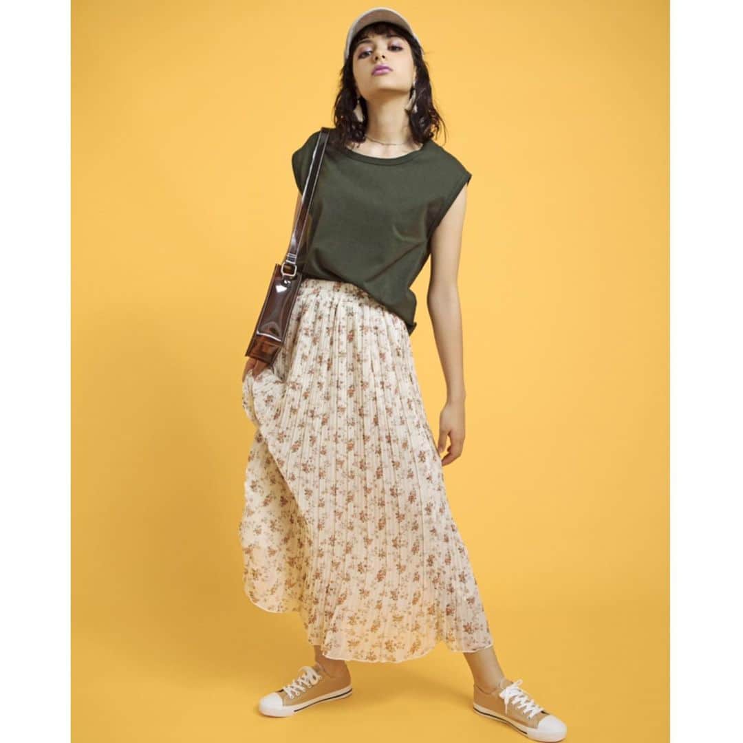 のインスタグラム：「✔︎USA cotton daily tank top ¥990+tax ✔︎chiffon pleated skirt ¥2,990+tax ✔︎fake suede low cap ¥1,290+tax ✔︎clear mini pochette ¥1,590+tax ✔︎low cut sneaker ¥1,990+tax  @larista__  #wego#wegomagazine#summerfashion#autumnfashion#tanktop」