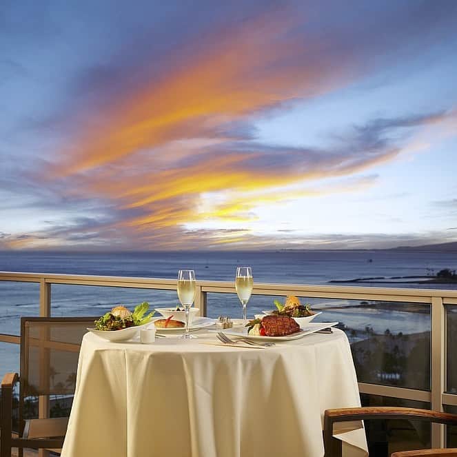 Trump Waikikiさんのインスタグラム写真 - (Trump WaikikiInstagram)「Dine in and  have your meal set up on your guestroom lanai.  #trumpwaikiki #fivestarhotelhonolulu #luxurytravel #sunset #roomservice #inroomdining  トランプ・ワイキキのラナイでサンセット・ディナーはいかがですか。 #トランプワイキキ #5つ星ホテル#ラグジュアリーホテル #サンセット」8月2日 12時22分 - trumpwaikiki