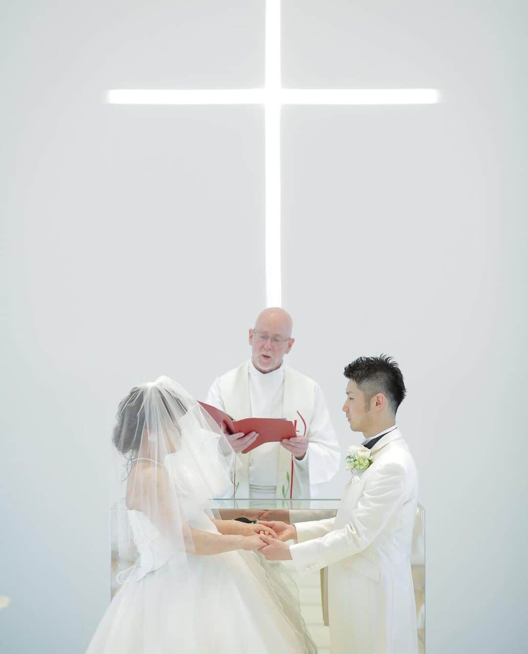 家族挙式さんのインスタグラム写真 - (家族挙式Instagram)「@kazoku_wedding をフォローして、 #家族挙式 でお写真を投稿してくださいね＊* . ------------------- 真っ白な会場で叶える素敵な結婚式。大切な人たちに囲まれながら ［ 永遠の愛 ］を誓いませんか？♡ 会場名：ヒルトン名古屋 ------------------- . ❁テレビCM放映中 ▹▸ ”家族挙式ベスト”なら 【挙式・衣裳・美容・写真】が含まれたプランが97,200円〜叶います＊ ▽予約はTOPのリンクから❁ >>> @kazoku_wedding ------------------- #家族挙式 #ベストアニバーサリー #家族 #Family #家族婚  #bestanniversary #少人数婚 #wedding #ウェディング #結婚式#フォトウェディング #プレ花嫁 #卒花 #日本中のプレ花嫁さんと繋がりたい #花嫁 #卒花嫁 #国内挙式  #結婚式準備 #weddingtbt #プラコレ#Dressy花嫁 #2019年春婚 #2019年夏婚 #2019年秋婚#2019年冬婚 #セントアクアチャペル #ウェディングドレス  #永遠の愛#チャペル婚」8月2日 12時24分 - kazoku_wedding