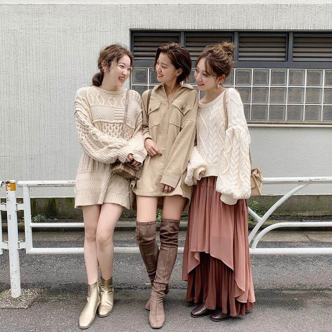mina hinokuchiのインスタグラム：「. もうすぐ入荷の秋の新作たち、、🍁 やっと本格的に暑くなってきたけど、お洋服は既に秋物欲が高まっています♡♡ . 私とあみちゃんが着てるニットは 実はバックデザインもめちゃくちゃ可愛い♡ ECでは予約スタートしているので ぜひcheckしてください🌼 #whoswhochico #salonbychico #salonbychico_yokohama #フーズフーチコ #2019aw」