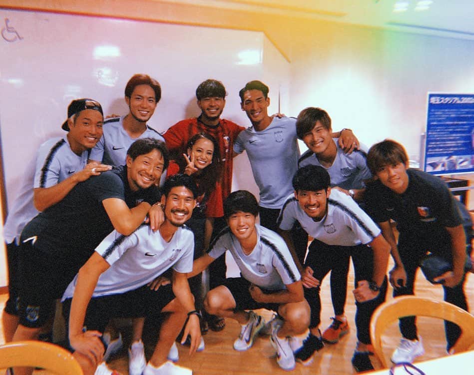 のインスタグラム：「⚽️ @urawaredsofficial vs @kashima.antlers 戦。 ルカ、しょーへー、リサコとレッズの応援に！！🔥 いや、しょーへーの顔w」