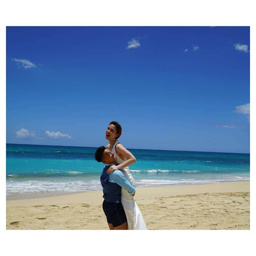 大山未希さんのインスタグラム写真 - (大山未希Instagram)「😂 結婚式で『これやってみたいの！』 って話したら 普通に『いいよ』と！ 絶対断られると思ったから拍子抜け。 実際二人とも爆笑しちゃってるけど😁 ひとついえるのはマーメイドドレスでやるのは おすすめできないということ😂💦 ビリっていかないかﾋﾔﾋﾔでした(笑) 背はわたしより小さいけど力持ちの旦那でよかったです😁👍 まぁバレー仲間みんな旦那のが小さいよね(笑) #ハワイウエディング #hawaii #ウェディングフォト #ハワイ出発前に家で練習したのは内緒 ↓」8月2日 12時31分 - miki_oyama1003