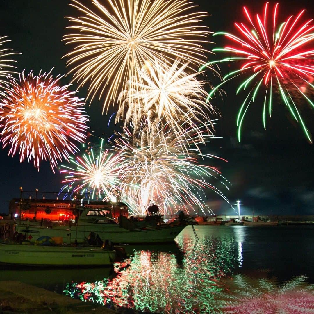 天翠茶寮さんのインスタグラム写真 - (天翠茶寮Instagram)「【芦ノ湖夏祭りウィーク🎆花火】  本日で3日目となる芦ノ湖夏祭りウィーク👘 連日、花火の打ち上げがあり元箱根周辺は盛り上がっております。 . 本日は箱根園湾で「箱根園サマーナイトフェスタ」が開催！ メッセージのアナウンスとともに打ち上がる「メッセージ花火」、バックミュージックに乗せた「デジタルスターマイン」と「ナイヤガラ」など、約3,000発の花火が打ち上げられる予定です🎆 . 静かな湖面に花開く水中花火をはじめ、スターマインなども登場（予定）。 芦ノ湖の夜は湖水の風のおかげで涼しく、 元箱根の屋台も存分にお楽しみいただけるはず！ . 花火鑑賞の後は天翠茶寮の温泉で体をお休めください✨ 駅から徒歩3分の当館はアクセスに便利な好立地。 22時までチェックインをお受けしているので、花火の後のご到着もお待ちしております。  明日も3,000発の花火が打ち上げ予定！ 残りのお部屋も少なくなってまいりましたので、お急ぎください💨 . . 【当日限定/朝食付きプラン】はこちら ⇒https://directin.jp/?x=A31CW0 . 【明日のベストレート/2食付】はこちら ⇒https://directin.jp/?x=A2ZT36 . . ■芦ノ湖芦ノ湖夏まつりウィーク■  7/31(水)～8/5(月) 6夜連続花火大会が実施され、 期間中、合計で18,500発の花火が予定されています。 海賊船がイルミネーションで飾られ『花火鑑賞船』となり、芦ノ湖上から花火鑑賞をお楽しみいただく事が出来ます。 . #箱根#強羅#天翠茶寮#天翠#旅#旅行#夏休み#お盆#箱根旅行#リゾート#避暑地#家族旅行#女子旅#温泉#夏祭り#足湯#bar#大文字焼き#花火#芦ノ湖#避暑地#パワースポット#箱根神社#九頭竜神社#芦ノ湖#japan#hakone#trip」8月2日 12時43分 - tensui_saryo