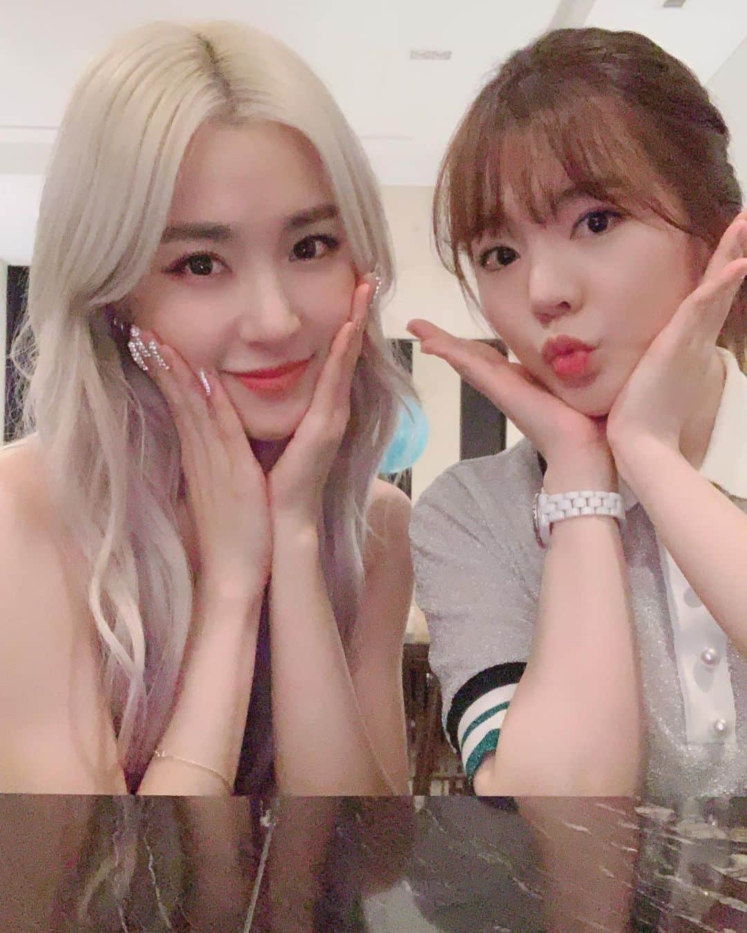 サニー のインスタグラム：「우리 파니 생일 축하해쪄잉~!!!! #투니 #마지막사진은어느새우리의시그니쳐 #happytiffanyday #행복하자」