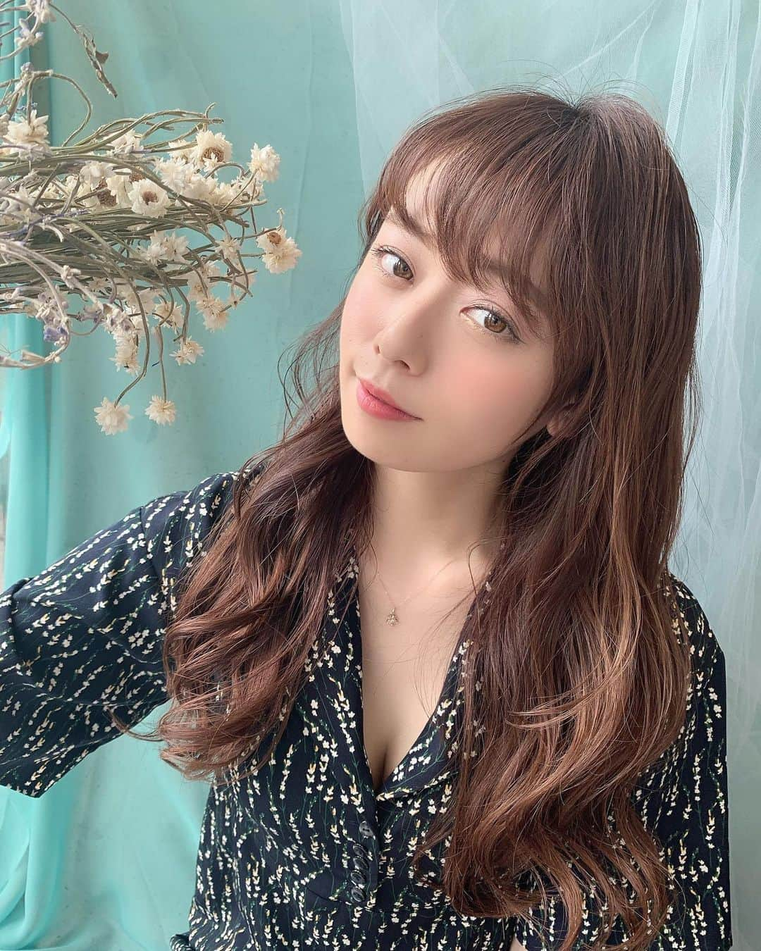 寺坂真里奈のインスタグラム：「⑅ 私の大好きな美容師さん✌︎ @_____3040  と撮影❤︎ ⑅ もうそろそろ出会って2年くらいになる🌷 ⑅ 久しぶりにたくさんお話しできて楽しい時間でした！ ⑅ 撮影の背景がマーメードラグーンみたいで 私の中のディズニー行きたい欲がこんにちはしてきた🧜🏻‍♀️💕」