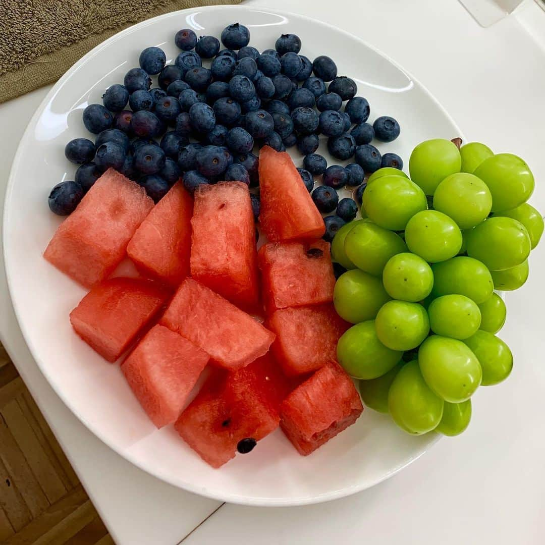 夏木マリさんのインスタグラム写真 - (夏木マリInstagram)「現場の水分！  #Shooting #fruits #marinatsuki  #natsukirock  #夏木マリ」8月2日 12時40分 - mari_natsuki