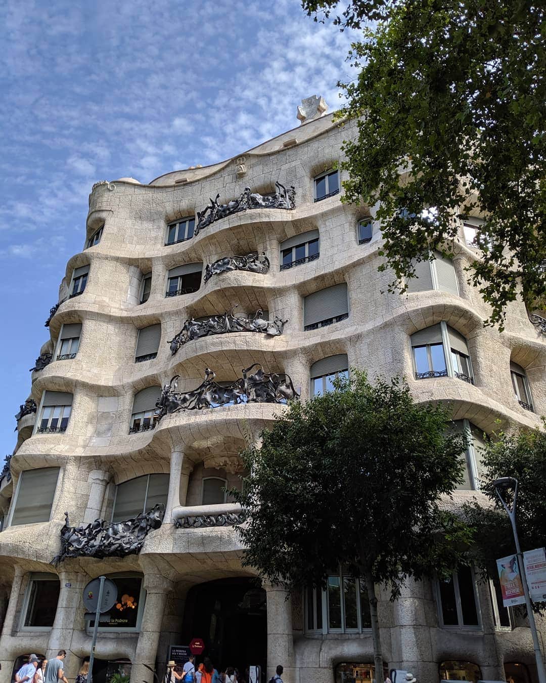 高橋メアリージュンさんのインスタグラム写真 - (高橋メアリージュンInstagram)「Casa mila. Gaudi. Barcelona, Spain. #girltravelingalone」8月2日 18時16分 - maryjuntakahashi
