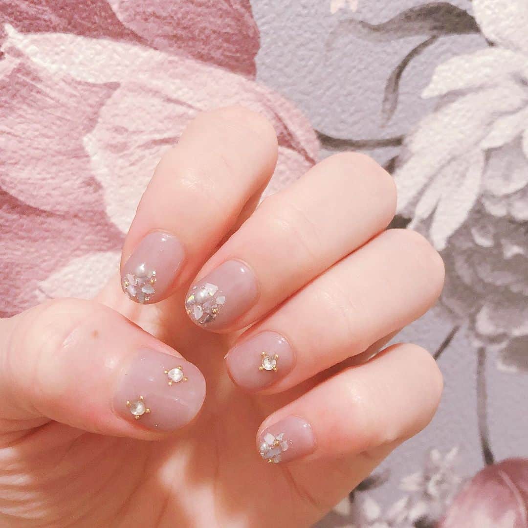 黒坂優香子さんのインスタグラム写真 - (黒坂優香子Instagram)「♡ ・ ・ new nail💅♡ ・ ・ この絶妙な色味のパープルと シェルとストーンの組み合わせが とっても可愛い♡♡ ・ ・ 今月ももちろん松井ちゃんネイル🥰@_hitomi821.nail_  いつも可愛いネイルありがとう♡ ・ ・ ・ みんなの楽しみなことたくさん教えてくれてありがとう☺︎✨ なんだかほっこりした♡ 暑い毎日だけど、思いっきり夏を楽しんでいこう♡」8月2日 18時16分 - yukakokurosaka0606