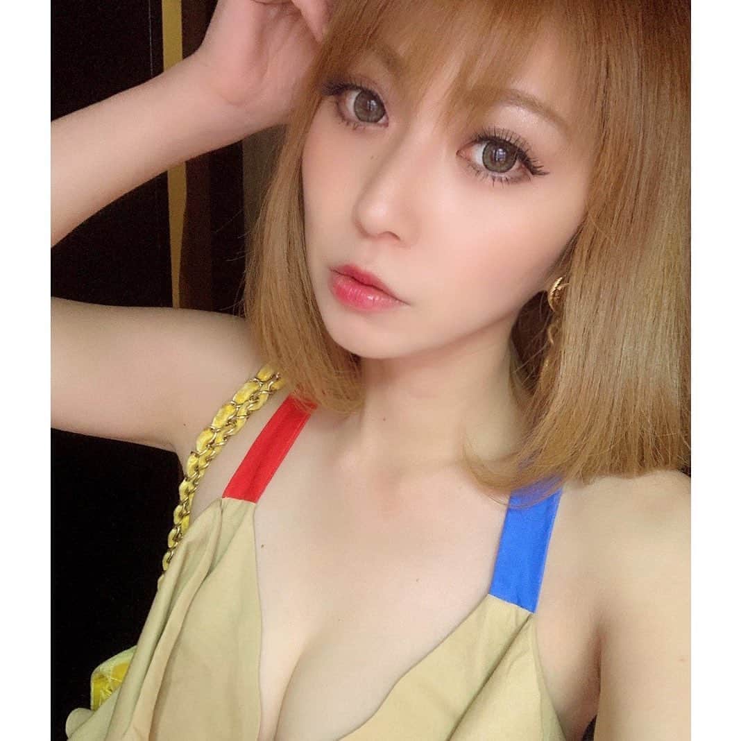 葉月樹里のインスタグラム：「8月になりました🗓✨ . .  今月も沢山のお金持ち達に手を差し伸べていただけますように😶❤️ . .  よろしくお願い致します土下座🙇‍♀️ . . .  #葉月樹里 #soiréeine #ソワレーヌ #祭りに花火にお盆休みと恐怖ですわしかし #ずりお負けない #ソワレーヌ負けない @soireeinejibendy」
