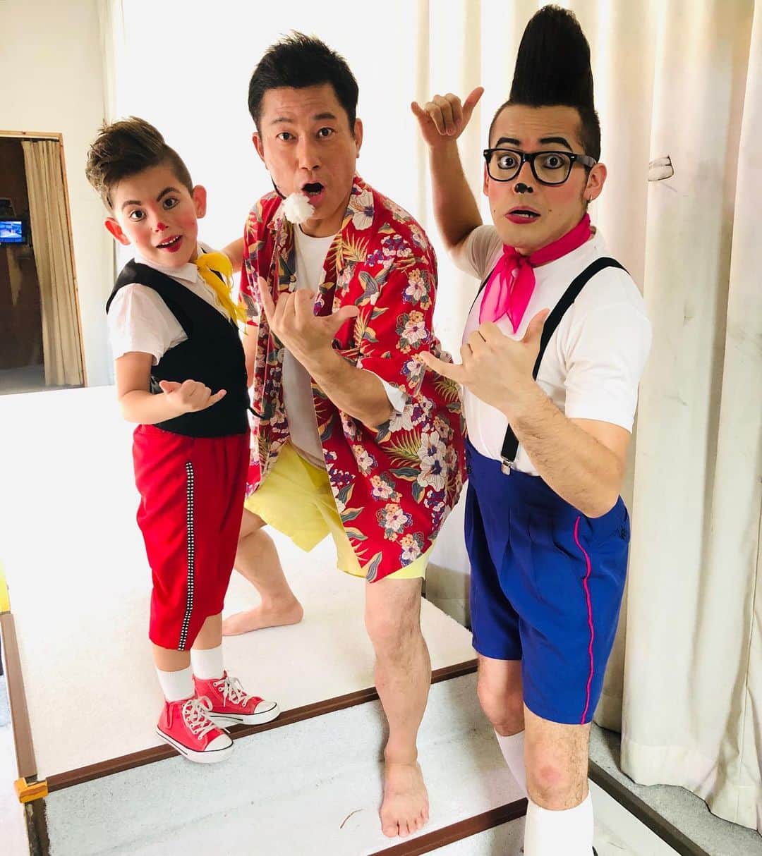 逸見太郎のインスタグラム：「今週もヨジデスをご覧いただき ありがとうございました❗️ #金曜中継#スパリゾートハワイアンズ #ハッピードリームサーカス#イカリオス #人間大車輪#ピエロ#clown#道化師 #ビッグアロハ#ゴープロ手持ち#いわき市#アロハ#aloha#ヨジデス#kfb  ハッピードリームサーカスは 9月1日まで🎪 人間業とは思えないパフォーマンスを この夏 是非 その目に焼き付けてみては❗️」