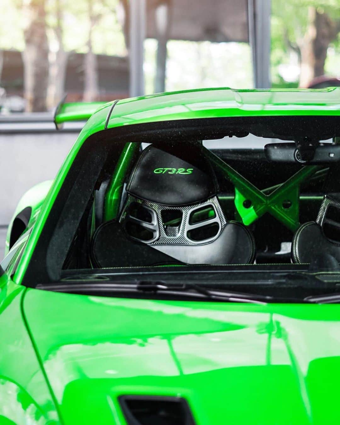 Porscheさんのインスタグラム写真 - (PorscheInstagram)「Front, back, side, or inside. Whichever way you look at it, the GT3 RS makes you green with envy. #PorscheMoment #Porsche #GT3RS (📸: @tvdl_photography_) -- Combined fuel consumption in accordance with EU 6: 911 GT3 RS: 13,2 l/100 km; CO2 emissions: 303 g/km」8月2日 18時09分 - porsche