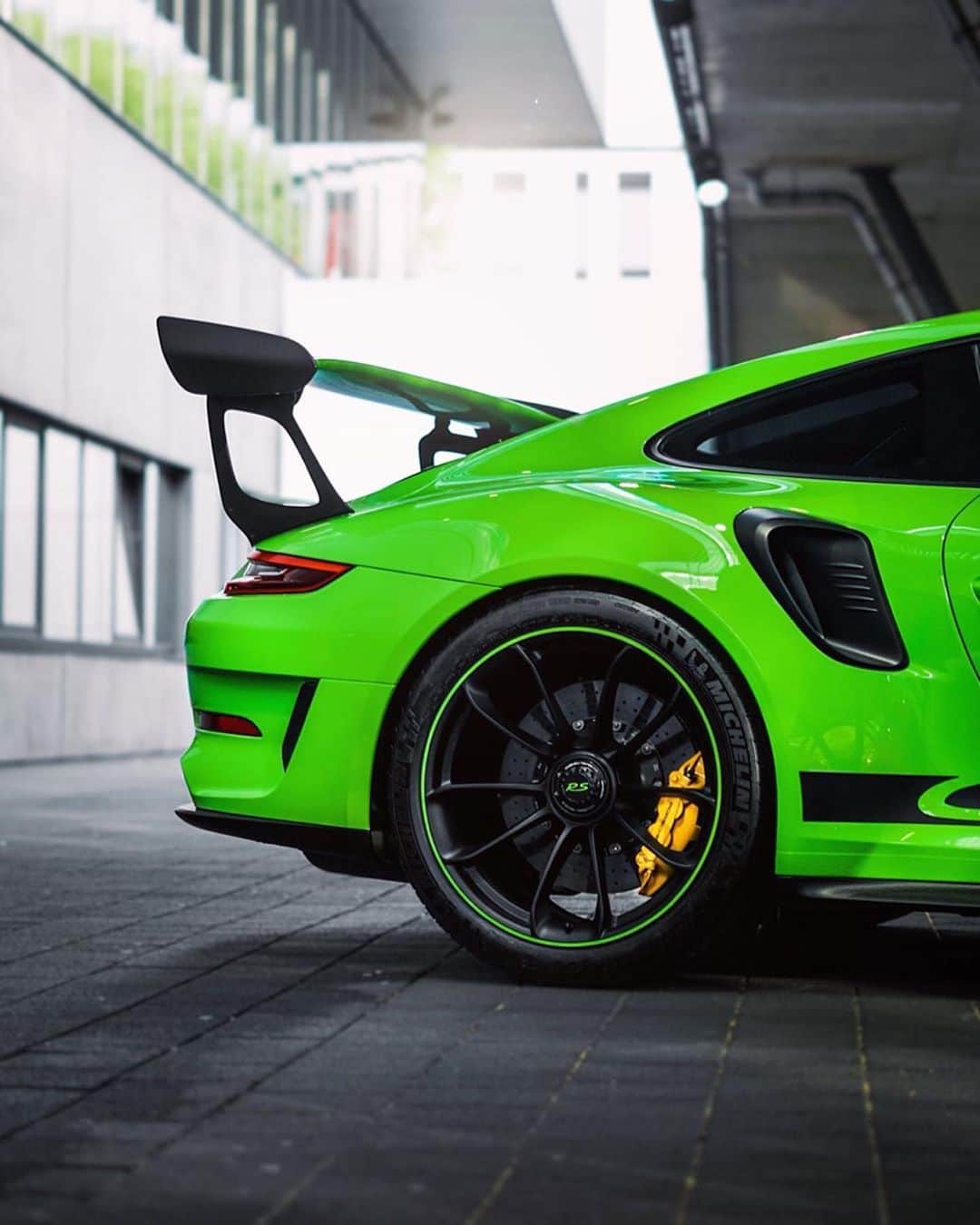 Porscheさんのインスタグラム写真 - (PorscheInstagram)「Front, back, side, or inside. Whichever way you look at it, the GT3 RS makes you green with envy. #PorscheMoment #Porsche #GT3RS (📸: @tvdl_photography_) -- Combined fuel consumption in accordance with EU 6: 911 GT3 RS: 13,2 l/100 km; CO2 emissions: 303 g/km」8月2日 18時09分 - porsche