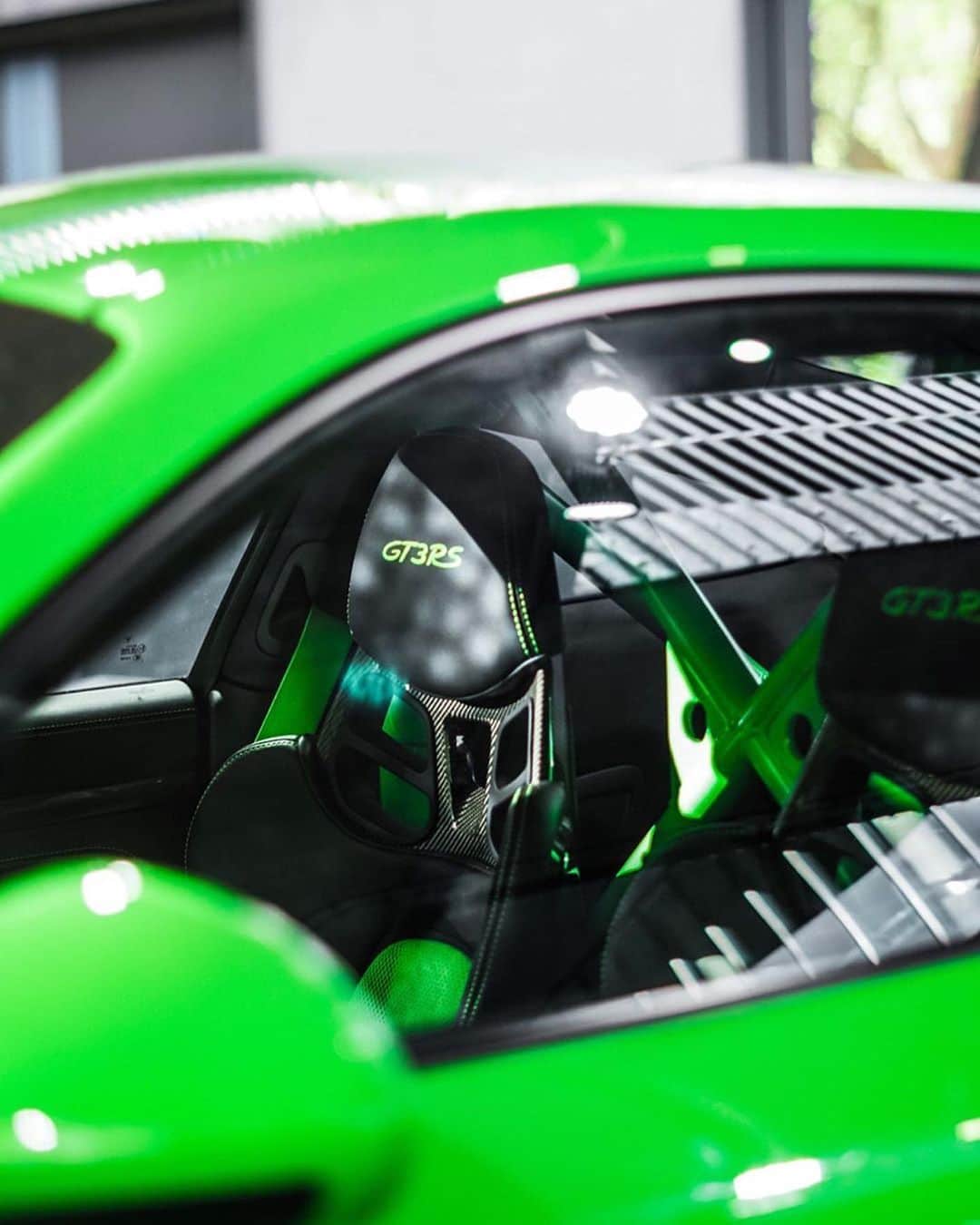 Porscheさんのインスタグラム写真 - (PorscheInstagram)「Front, back, side, or inside. Whichever way you look at it, the GT3 RS makes you green with envy. #PorscheMoment #Porsche #GT3RS (📸: @tvdl_photography_) -- Combined fuel consumption in accordance with EU 6: 911 GT3 RS: 13,2 l/100 km; CO2 emissions: 303 g/km」8月2日 18時09分 - porsche
