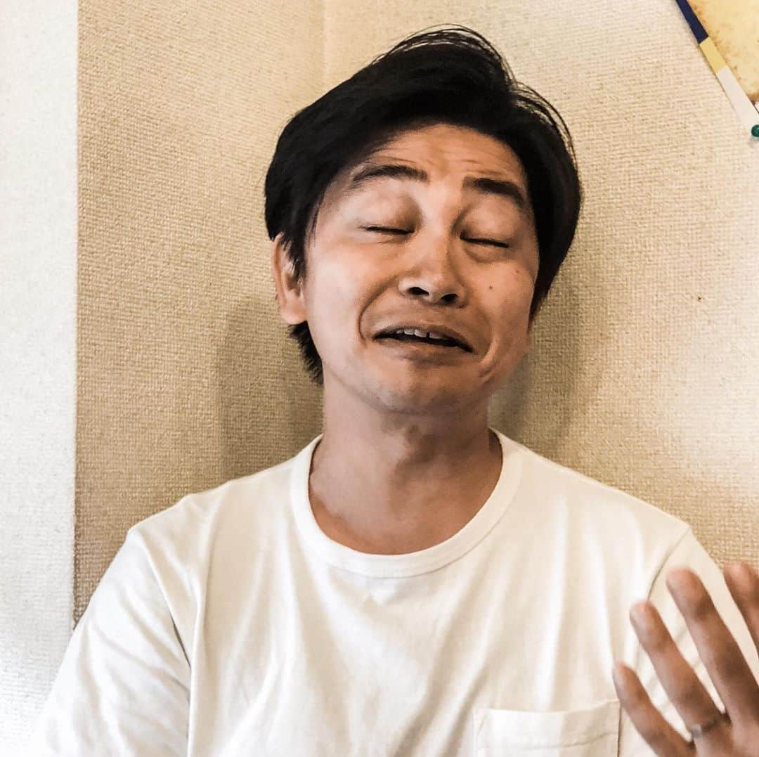 森圭介さんのインスタグラム写真 - (森圭介Instagram)「キンキンに冷えた最初の一杯目の一口目を飲むと 眉と目と鼻と口が平行になると評判のおじさんです。 * さてと。 * 今日は「若いうちにしておいたほうがいいこと」についてお話ししようかと。 * 学生時代にしておいたほうがいいことはなんですか？ 20代のうちにしておいたほうがいいことはなんですか？ というような質問がスナック森介にたくさん寄せられます。 * 逆に聞きたい。なんだと思う？って。 * 夢中になれることを見つけること。たくさん挑戦すること。たくさん失敗をすること。海外旅行に行くこと。いろんな人に会うこと。本をたくさん読むこと。一流のものに触れること。 * いろんな人がいろんなことを言うし、確かにそんなことができたら本当にいいなと思う。 * でもさ、それって「若いうち」しかできないかな？ 30、40、50歳になったら、もうできないことかな？意味がないことかな？ * 自分の心を豊かにすることに年齢は関係ない。実際私も40歳近くになってから新しいことに挑戦したり、会いたい人に会いに行くようになった。 * 今からでも遅くない。というか、遅いというのは何に対して遅いのか。名前も知らない誰かや、誰かが決めた「普通」に比べて遅いかどうかなんて関係ないよね。 * 自分の人生にとって、 今がその時だっただけなんだから。 * それよりも私が大切だと思うのは、やりたいと思ったことを、ちゃんとやることじゃないかと。 * 学生時代に自分が必要だと思ったら始めればいいし。 20代のうちにやっておきたいと思うならやればいい。 * 誰かのアドバイスや後悔を参考にするのは確かに大切だけど、それはあくまで誰かの価値観であって、それがあなた自身に合っているかなんてわからないよね。 * みんな失敗したくないから聞くんだよ。 「何をするべきですか？」って。 * 今しかできないことなんてない。そう思ったほうが、これからの長い人生、きっと楽しいよ。 * とはいえ、年齢によってできるようになることもある。それはちょっと長くなるから、また今度。 * #スナック森介 #営業延長  #ちょっと一杯つきあって #若いうちにしておいたほうがいいこと #森圭介」8月2日 18時15分 - mori_kei_suke