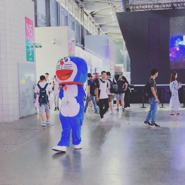 鴨志田由貴のインスタグラム：「‪中国のゲームの祭典チャイナジョイに来たけど、オラついたドラ●もんいたwww‬ ‪ポケット重そうでずり上げてる。武器でも入っているのかな？‬」