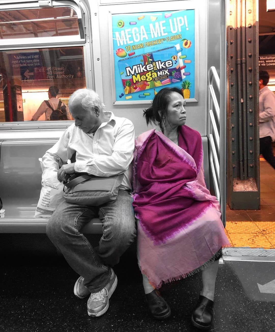 スコット・ローウェルさんのインスタグラム写真 - (スコット・ローウェルInstagram)「Mega Me Up . #subway #streetphotography #shotoniphone #subwayseries #mta #nycsubway #nycstreetphotography #documentaryphotography #streetphotography_bw #storyofthestreets #life_is_street  #candidphotography #blackandwhite #blackandwhitephoto #blackandwhitephotography #bnw  #bnwsubway #picoftheday #instablackandwhite #colorsplash #solitarycrowd #bnwcolor #streetphotography #street_photographer #streets_storytelling」8月2日 12時51分 - scolo222