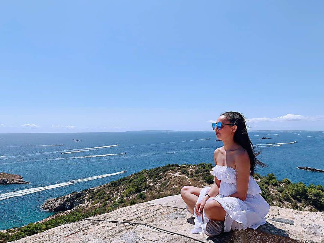 吉田セイラのインスタグラム：「ただただ感動してた🥺 #ibiza #ocean #happy #peace #Holliday #and #wondergirls #beautiful #gorgeous  #niceview #new」