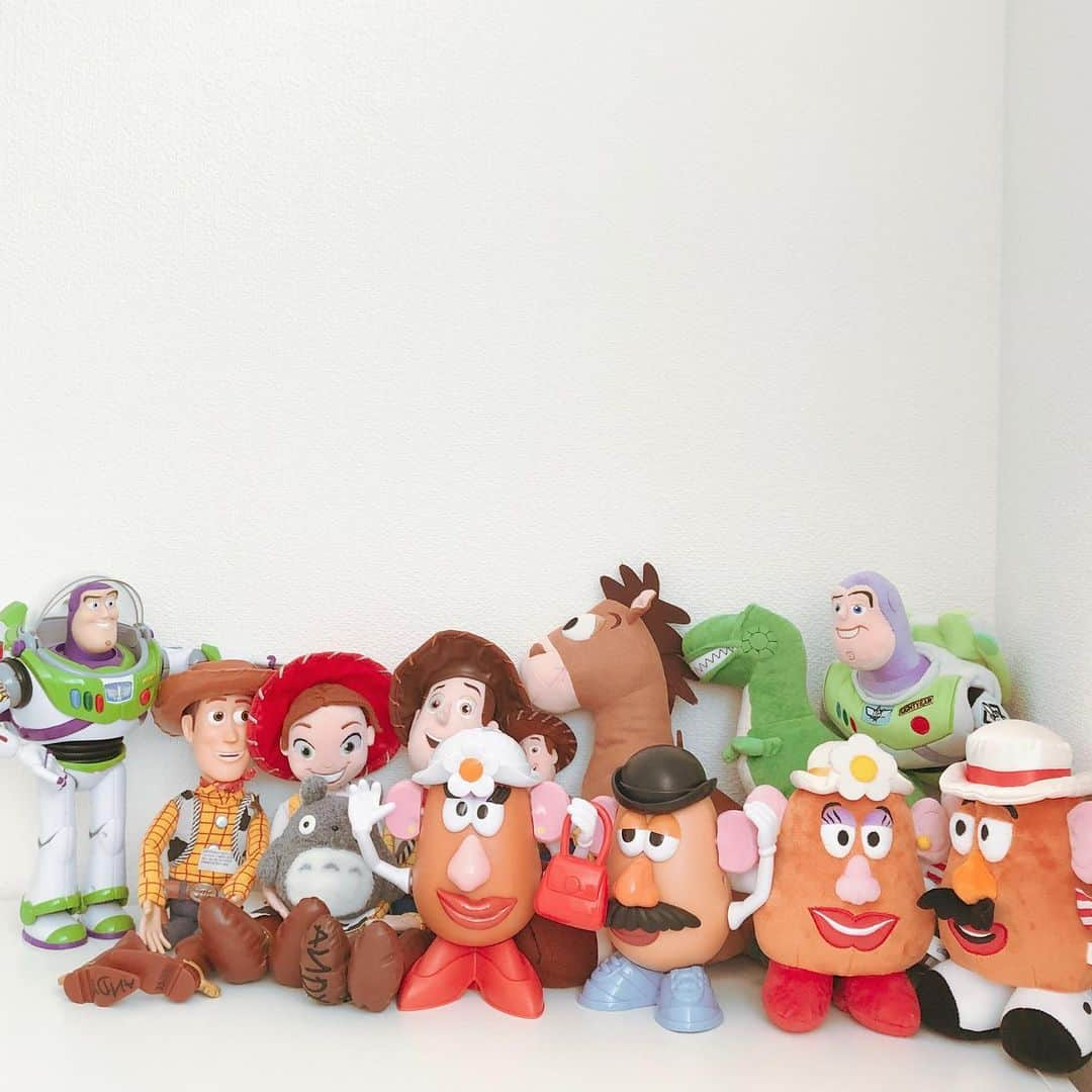 Rienaさんのインスタグラム写真 - (RienaInstagram)「・ ➡︎swipe #toystory #❤️💛💙 小さい頃から大好きだった#トイストーリー いつか息子にも好きになってほしいと ずっと思っていたの！  そんな息子はぬいぐるみたちを並べながら toy storyの映画を見てウッディーと寝るのが日課に！  夢が叶った🥺✨#ウルウル  もはや私の趣味に付き合ってもらっちゃってる説😂  #toystory4 早く観に行かなきゃ！ 何歳から映画館大丈夫なんだろう🤔  #トイストーリー#トイストーリー4#woody#ウッディー#バズライトイヤー#Buzzlightyear#movie」8月2日 12時54分 - riena0809