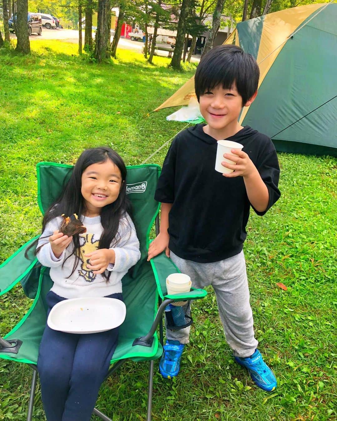 shizuka.watanabeさんのインスタグラム写真 - (shizuka.watanabeInstagram)「♡♡♡ ・ ・ CAMPっていいなーーー⛺️🌳 ・ （写真は去年に行ったCAMPです） ・ ・ キャンプっていいですよねー！ 私も子供の頃から年に2.３回は家族と親戚とキャンプに行っていたんです！ ・ テントを張って魚釣りしたり みんなで夕飯作って一緒に食べて お外で食べるとすごく美味しいの！ ・ 夏はカブトムシ取って冬は星を見て 自然にたくさん触れて〜 ・ ・ 今は子供たちとその経験を出来てると思うと凄く嬉しいです❤️ ・ ・ 私も楽しい思い出しかないし 子供たちの笑顔を見れば楽しいんだなーっていうのが聞かなくてもわかります💛 ・ ・ これからもたくさん子供たちと思い出作りしていきたいな〜と思います🙌⛺️🌳 ・ 今年はどこにCAMPに行こうな〜？？ オススメあれば教えて下さーい❤️ ・ ・ ・ ・ #マナピ #子供 #姉妹ママ #女の子ママ #キャンプ #camp #アウトドア #outdoor #アウトドア好き #キャンプ好き #夏休み #女の子ママ #kids #camping #オリジナルtシャツ #おやこーで #リンクコーデ #お揃いコーデ #シミラールック #夏コーデ #子供がいる暮らし #子供とお出かけ」8月2日 13時00分 - shizuka.watanabe