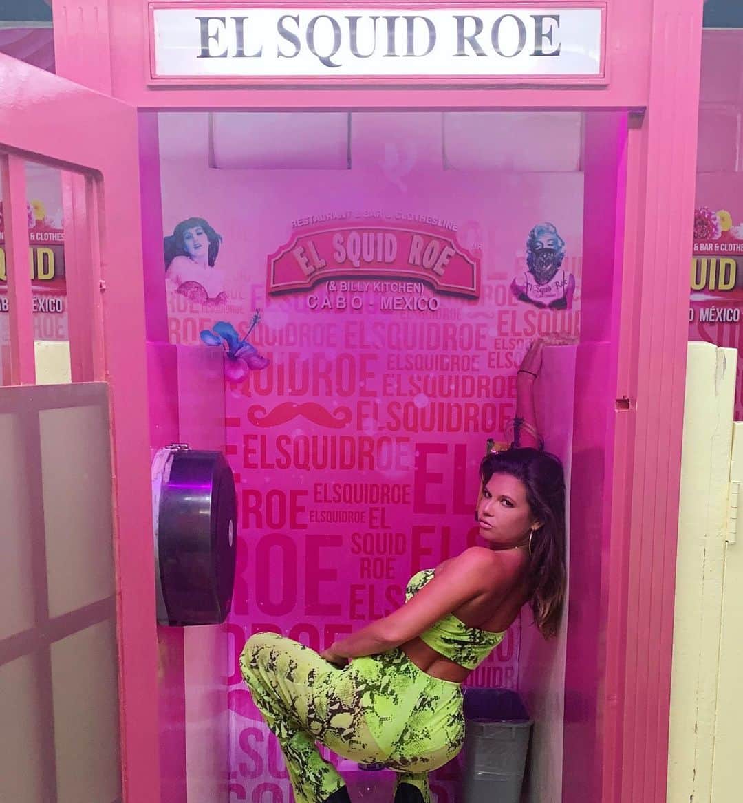 シャネル・ウエスト・コーストさんのインスタグラム写真 - (シャネル・ウエスト・コーストInstagram)「This bathroom stall at the club in Mexico is cute 💖  Outfit @fashionnova」8月2日 13時03分 - chanelwestcoast