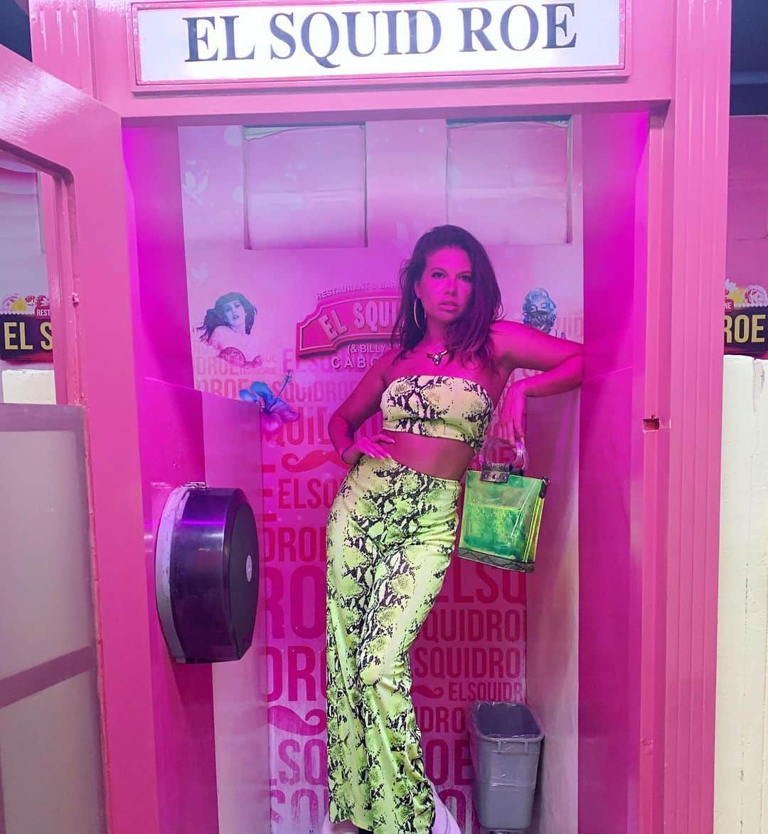 シャネル・ウエスト・コーストさんのインスタグラム写真 - (シャネル・ウエスト・コーストInstagram)「This bathroom stall at the club in Mexico is cute 💖  Outfit @fashionnova」8月2日 13時03分 - chanelwestcoast