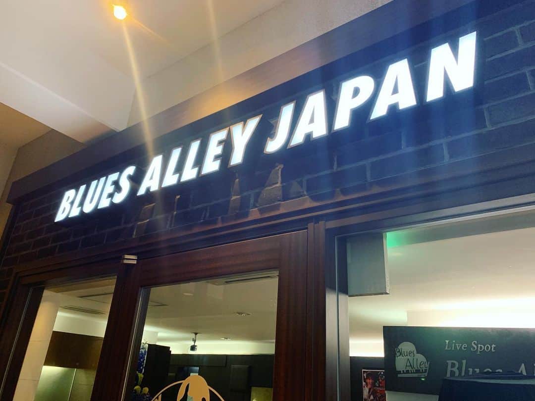 のインスタグラム：「8月7日（水）は、 目黒ブルースアレイジャパンへ！ “本間愛花 2nd ALリリースライブ” ですよ〜 . テーブル席が残り僅かのようです。 ありがとうございます！ よろしくお願いいたします😄 . 今、当日に映す映像（映画）のチェック等、 事前の打ち合わせをしてきましたよ〜 . そしてブルースアレイさんへ行ったことのない方のために 会場の写真も撮ってきました✨ 少しでも雰囲気伝わるかなぁ . カジュアルな服装でもOKだし、 ちょっとお洒落にドレスアップも素敵かも🕺🏻💃💕 . お一人でも、お気軽にあそびに来てくださいね😆 . https://www.bluesalley.co.jp/i/02live_02.html?id=Schedule-20190612195514」