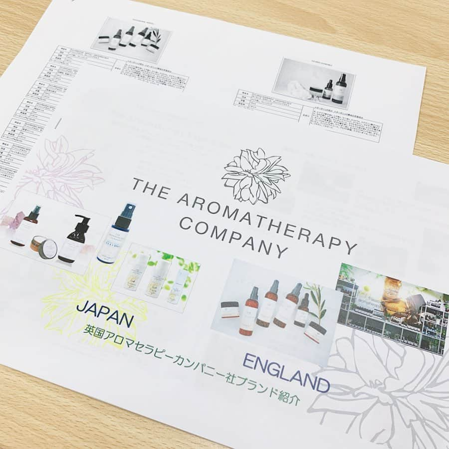 佐藤あやさんのインスタグラム写真 - (佐藤あやInstagram)「@the_aromatherapy_company_japan のセミナーに参加してきました！ オーガニックについてコスメや食、日本での現状など幅広く教えていただきました✨ . ヨーロッパでは医療としてアロマのパワーを使ったりするのですが、アロマセラピーカンパニーさんの精油は医療に使えるほど高いグレードのものなんだそうです。 . 医療と言ってもおばあちゃんの知恵的なものも多く、私たちも風邪気味ならはちみつや生姜を摂ったり首にネギを巻くとか（笑）ありますよね。 そんな生活にアロマが根付いている感じ。 良い香りだなあ〜と思うだけでもリラックスしたり頭がスッキリする香りもあったり。アロマは奥深いですね💐 . 他にも興味深かったのはオーガニックとそうじゃない食品の栄養の差！ オーガニック牛肉・牛乳はそうではないものに比べて50%もオメガ3脂肪酸が多いんだとか😳 50%てすごくない？ 野菜や果物もオーガニックの方が栄養価が高いそう。 やはり時間と手間がかかる分違いは出るんですね。。 今の日本でなかなかオーガニックのミルクやお肉は手に入らないよなあー😂 . お土産で頂いたロールオンのフレグランスは フェミニンバランスという名の通りローズやゼラニウムなどが使われており優しく香ります。 アロエベラが使われていてオイルとまた違ったテクスチャー✨ . そうそう！ローズも女性ホルモンが乱れがちな人が好む香りらしく、閉経した人はローズの香りがパッタリと苦手になることもあるのだとか🌹 とにかく書ききれないくらい内容の濃いセミナーでした☺️ . ちなみに私はアロセラさんのBESTスプレーを出産時に振り撒いてました👶🏻（笑） これシュッシュすると空気がさーっと清められるような、そんな香りのミストです。 見つけたらぜひ試してみてね。 . #thearomatherapycompany#aromatherapy#cosmekitchen#aroma#naturalcosmetics#organiccosmetics#organic#mother#flower#ザ#英国アロマセラピーカンパニー#アロマセラピーカンパニー#アロマセラピー#アロマ#コスメキッチン#オーガニック#オーガニックコスメ#ナチュラルコスメ#ふぁの感動シリーズ」8月2日 13時18分 - faafa8