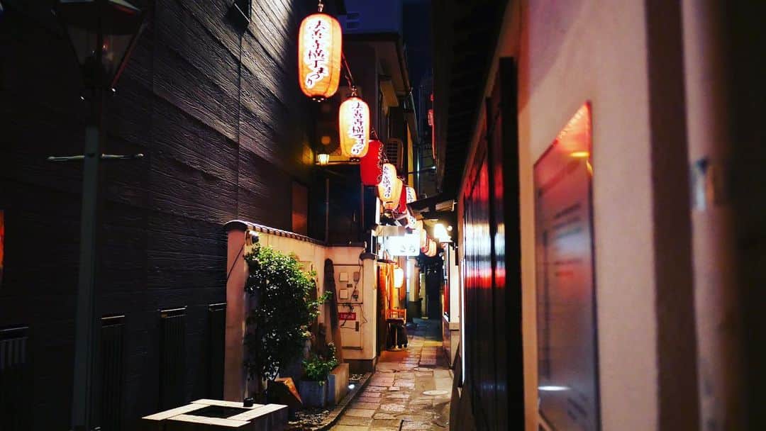 露崎義邦さんのインスタグラム写真 - (露崎義邦Instagram)「昨夜から大阪。 道頓堀の裏側が中々のノスタルジー。 #大阪 #法善寺横丁」8月2日 13時21分 - tsuyuzaki_yskn