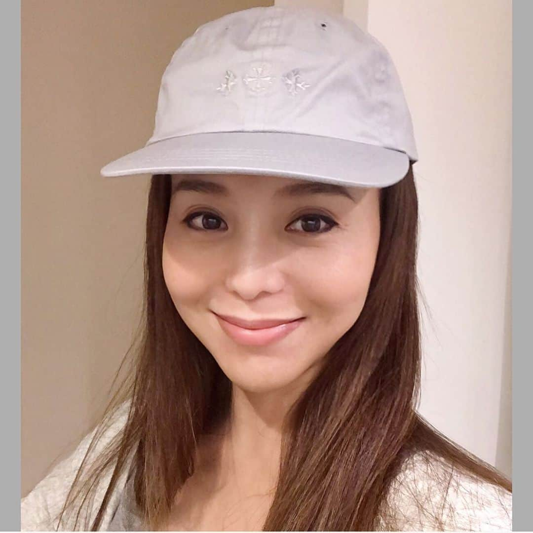 麻美さんのインスタグラム写真 - (麻美Instagram)「夏はTシャツ&キャップが 主流コーデ👚🧢 ． この夏イチオシは @tatras_stradaest . Tシャツ肌触り良くて 着心地抜群なのよ💕 形もツボ💕 ． 基本…無地が好きだから 小さいマーク🌟🌟🌟も好き ． @tatras_stradaest  アカウントフォローすると 3000円分のクーポン券もらえるし💵 ． 抽選で限定キャップ🧢 もらえるかも〜〜💕 ． 詳しくはサイトで✌️ プロフィール欄にURL 載せといたよ ． #夏イチオシ#Tシャツ #キャップ#tatras #tatras_stradaest  #fashion #cordinate」8月2日 13時24分 - mami0s