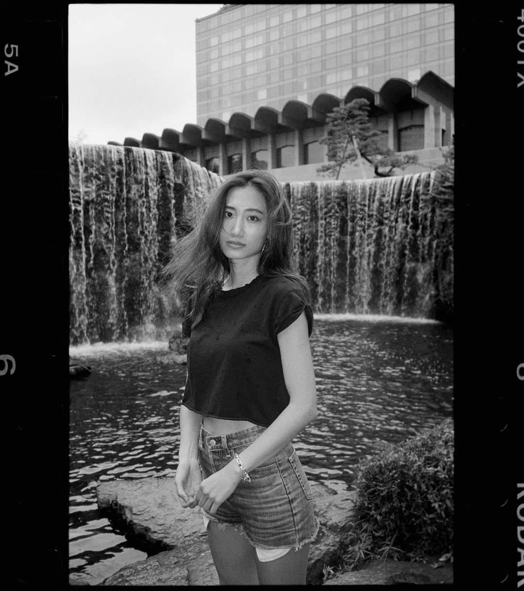 白雪のインスタグラム：「This pic is the most natural of me. Sometimes I need some colors but I always prefer black and white. Like a life, Yes or No♥️🖤 . . Photo : @kageakis 📸🎞 #kodax400tx #contaxt3 #film #filmphotography」