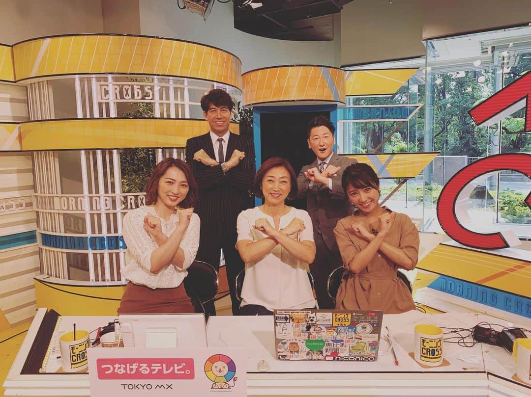 田中ウルヴェ京さんのインスタグラム写真 - (田中ウルヴェ京Instagram)「今朝はモーニングCROSSでした。 今日は初めてお会いしたサッシャさんと楽しかった！😊 オンエア直前1分前くらいに「サッシャさん、まー熱苦しいお顔してらっしゃいますね」と私にとっては最大の賛辞を申し上げたら、最初は褒め言葉とは取っていただけず。(当たり前か)🤣 自分のダンナや息子がどれだけ熱苦しい顔立ちで、それをどれほど自分が好きかの説明をさせていただいた本番前でした。😊#モニクロ #サッシャ  A morning TV news show, “Morning cross”」8月2日 13時29分 - miyako.tanaka.oulevey